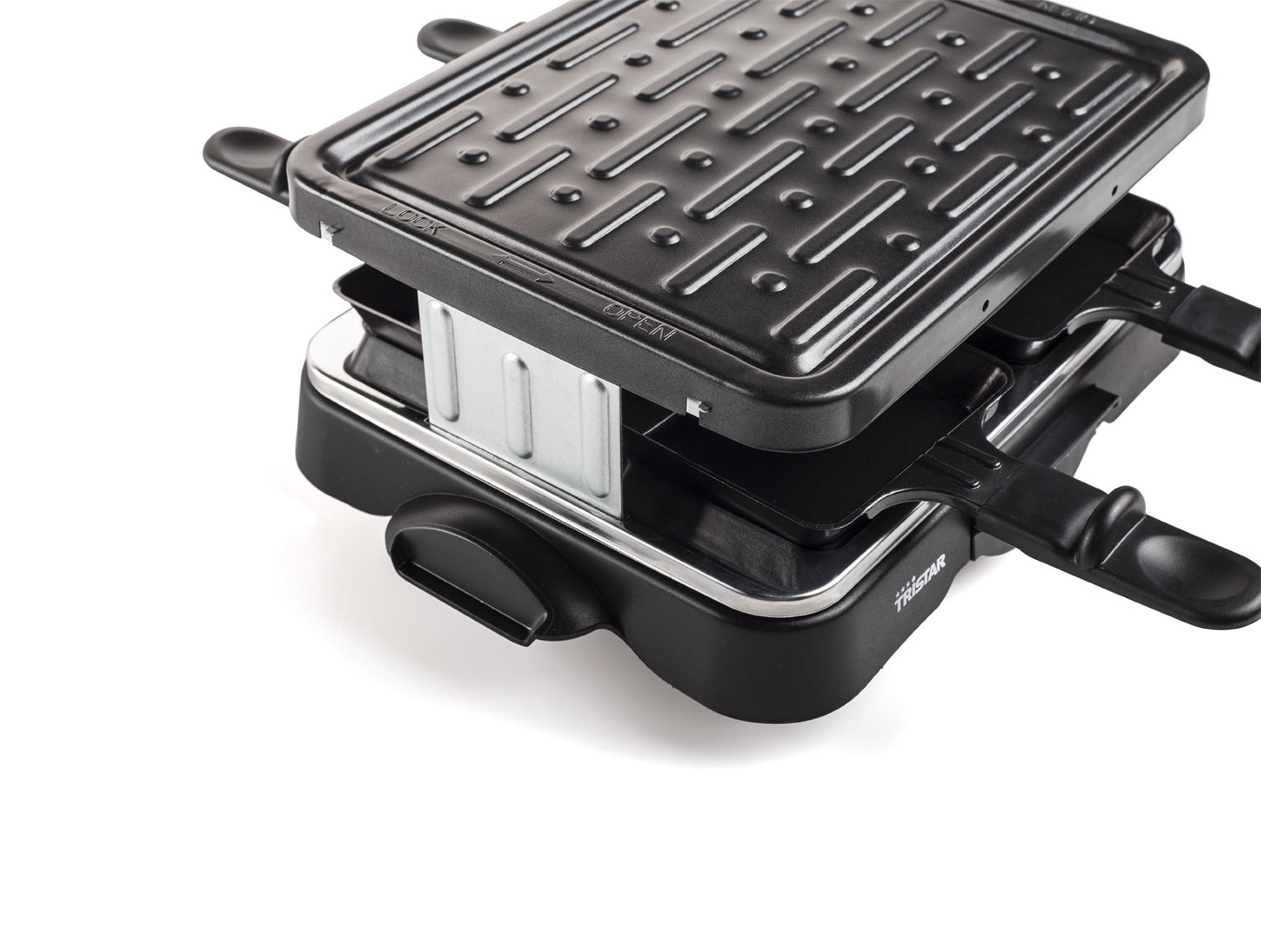 Ein schwarzer Raclette-Grill mit zwei Tabletts und Griffen auf weißem Hintergrund.