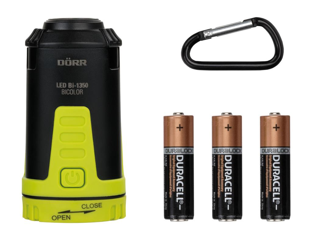 LED-Taschenlampe, Karabiner und drei Duracell-Batterien. Weißer Hintergrund.