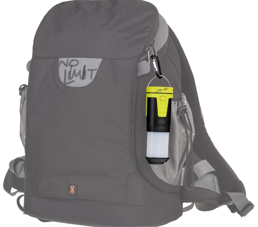 Rucksack mit einer Taschenlampe, die an einem Karabiner hängt, vor grauem Hintergrund.
