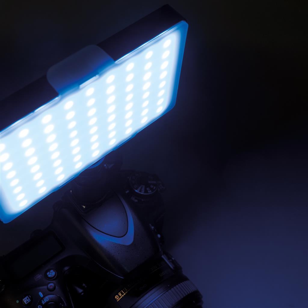 Kamera mit blauer LED-Leuchte. Dunkler Hintergrund. Licht über dem Objektiv.