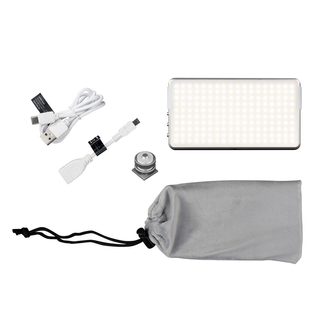 Kleines LED-Lichtset mit Kabeln, Halterung und grauem Beutel, alles auf weißem Hintergrund.