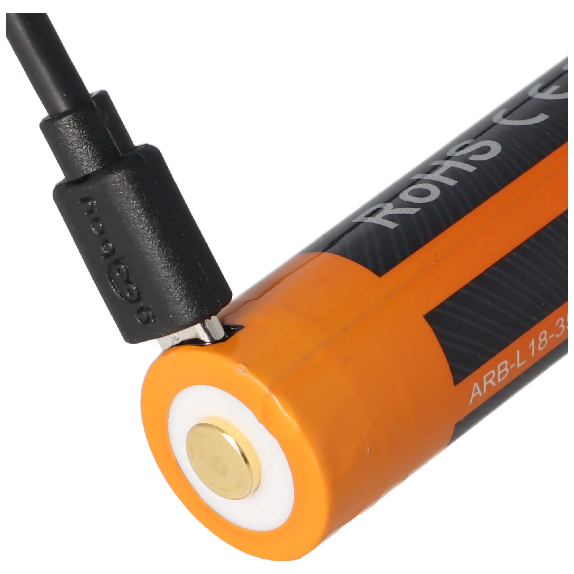 Eine orangefarbene Batterie mit eingestecktem schwarzen Ladekabel, weißer Hintergrund.