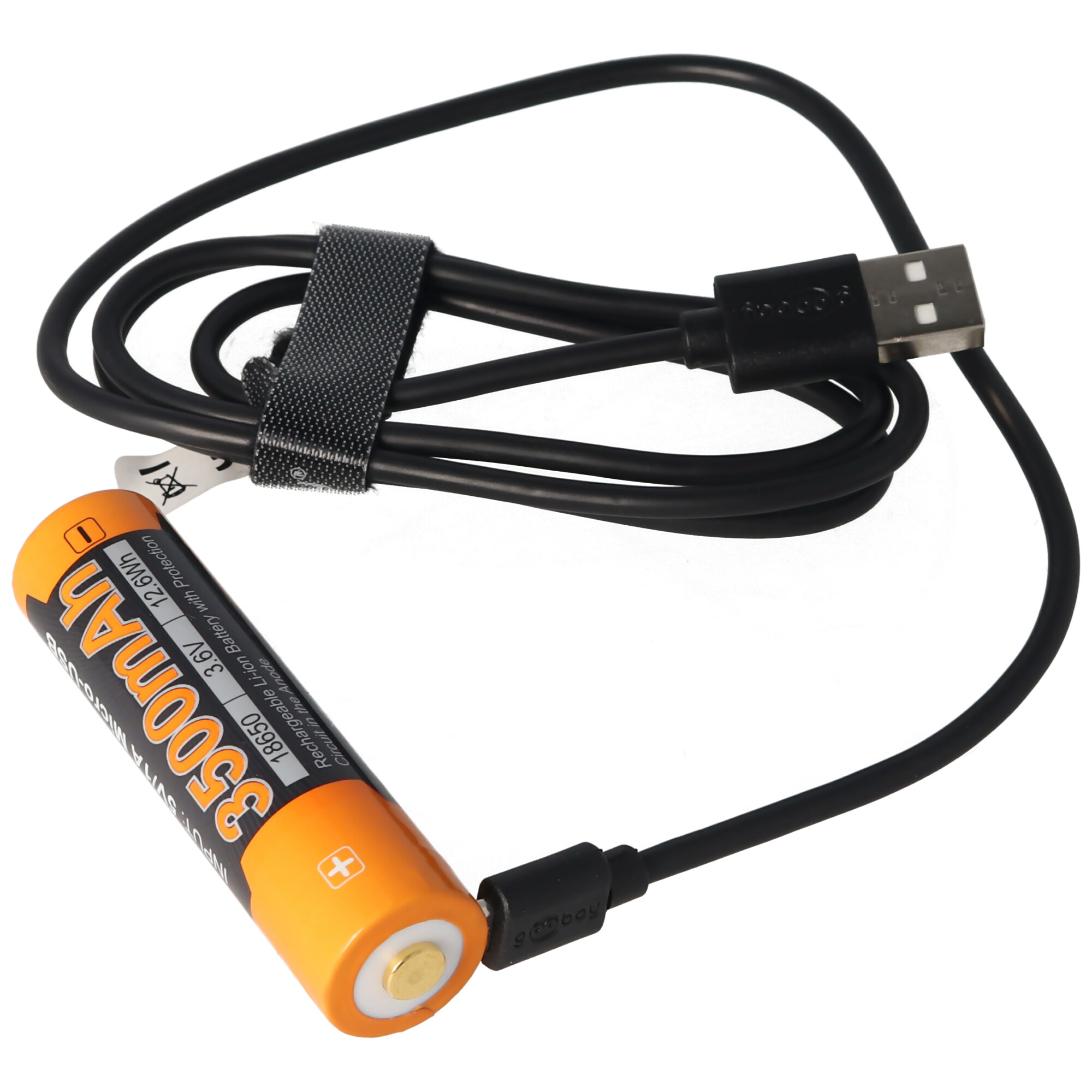 Orange und schwarze 18650 Batterie mit USB-Kabel. Weißer Hintergrund.