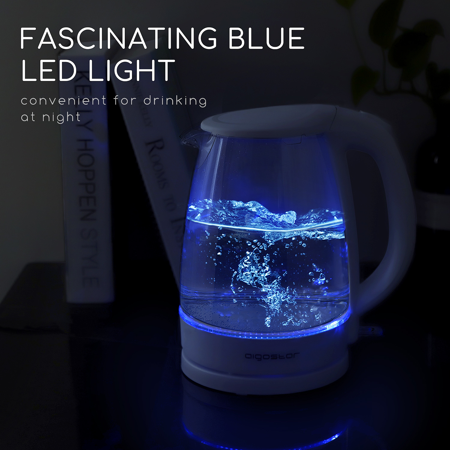 Elektrischer Wasserkocher mit blauer LED-Beleuchtung, gefüllt mit Wasser, in dunkler Umgebung.