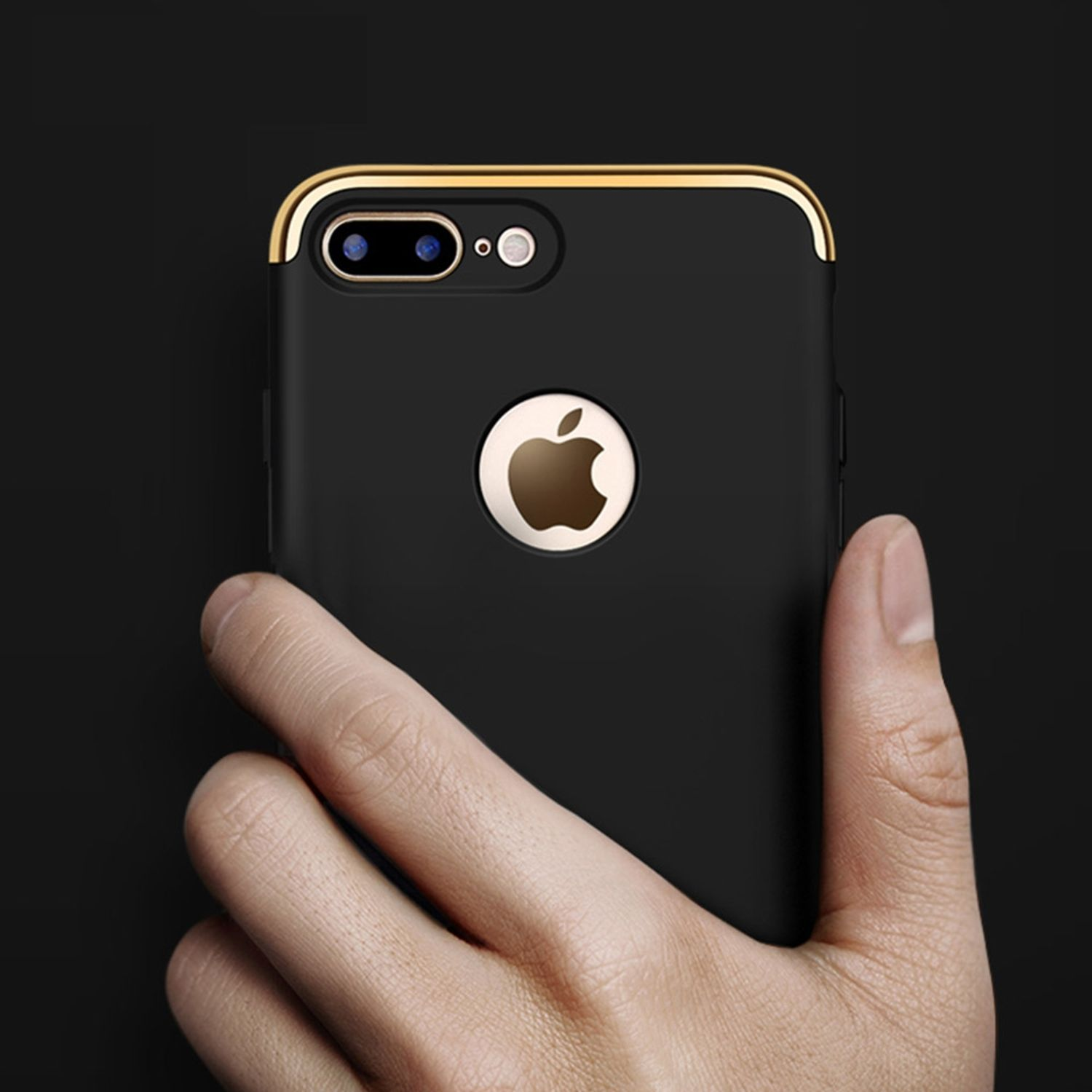 Schwarze Handyhülle mit goldenem Rand und Apple-Logo. Hand hält die Hülle.