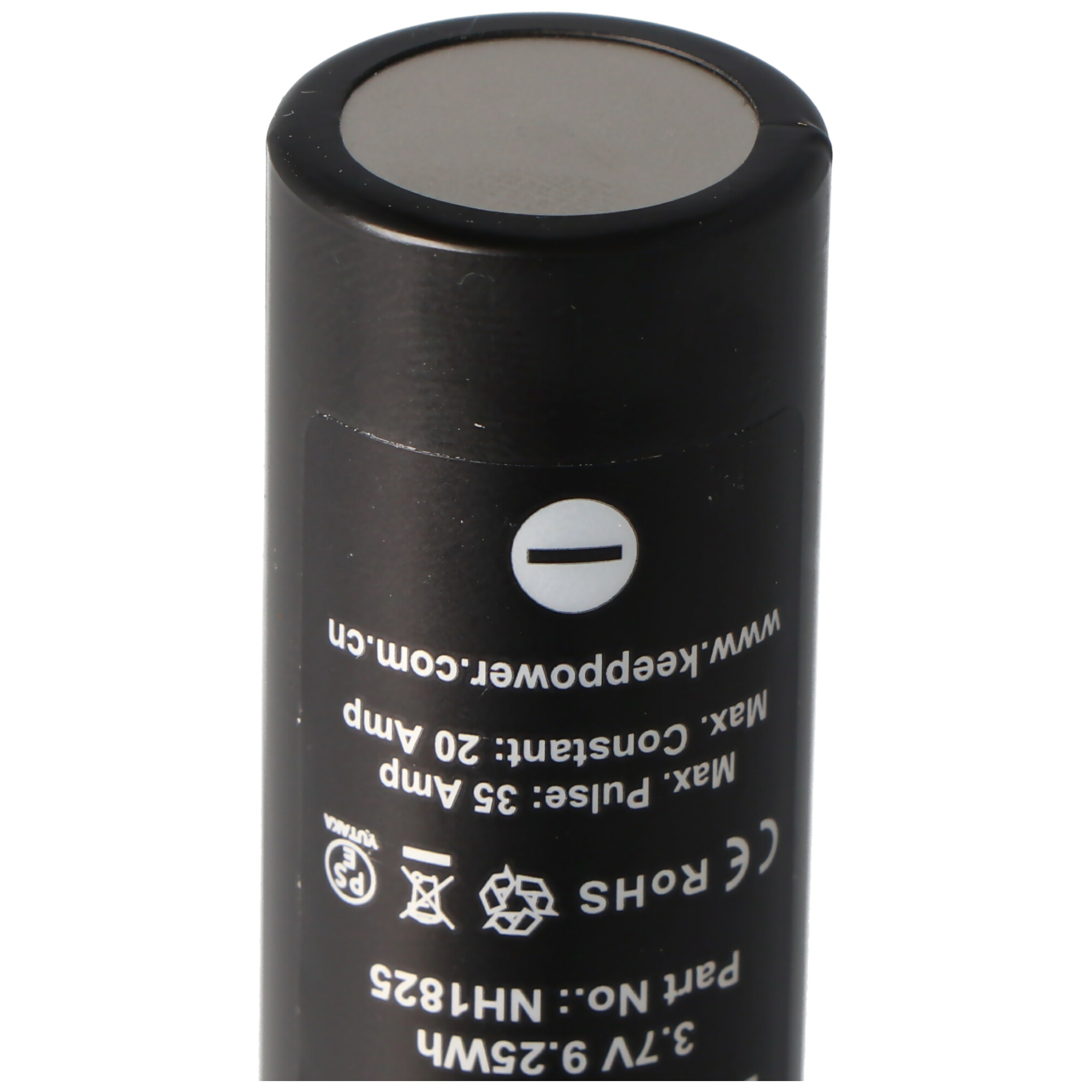 Nahaufnahme einer schwarzen zylindrischen Batterie mit Text und Minuszeichen.