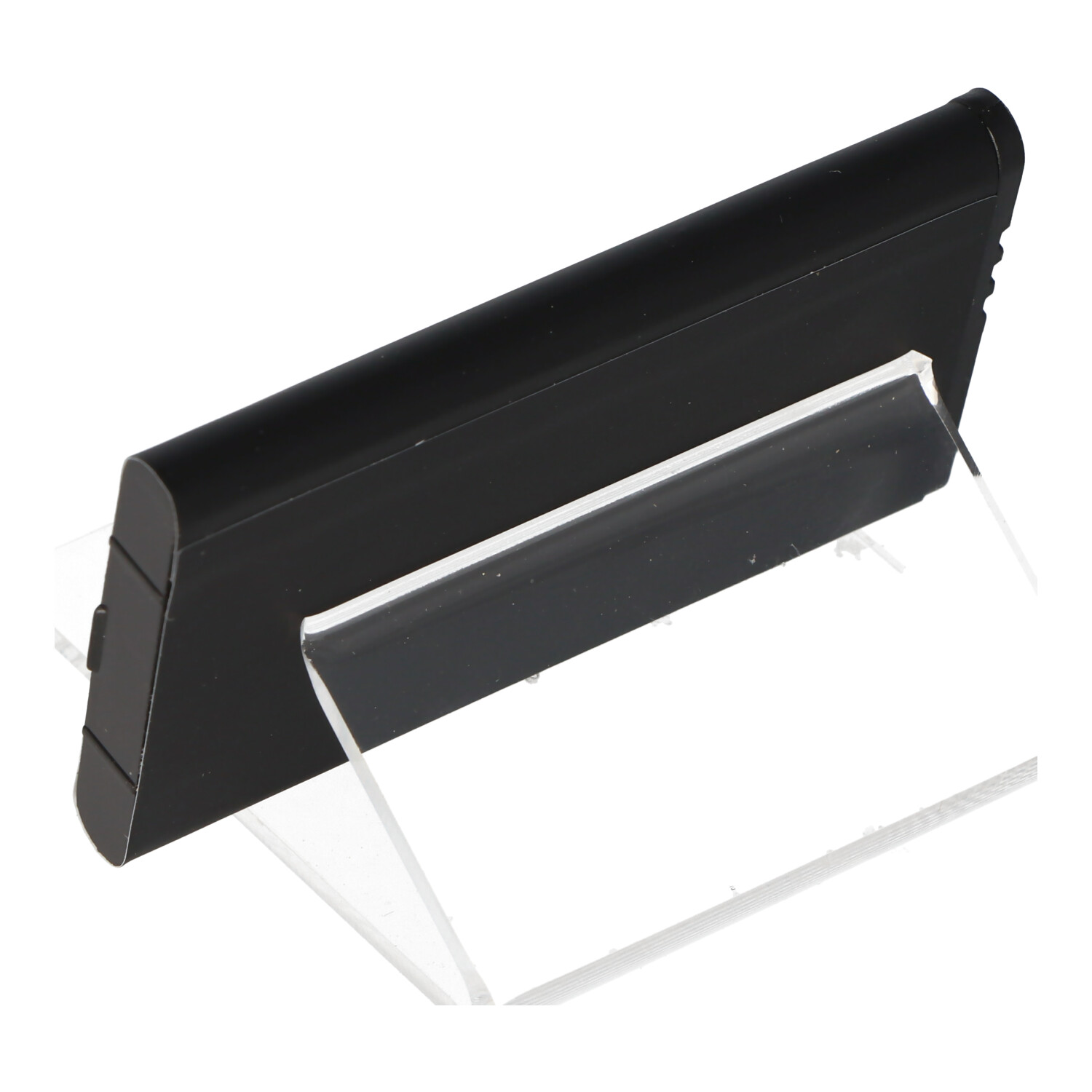 Schwarze Batterie auf einem transparenten Ständer, schräge Ansicht. Weißer Hintergrund.