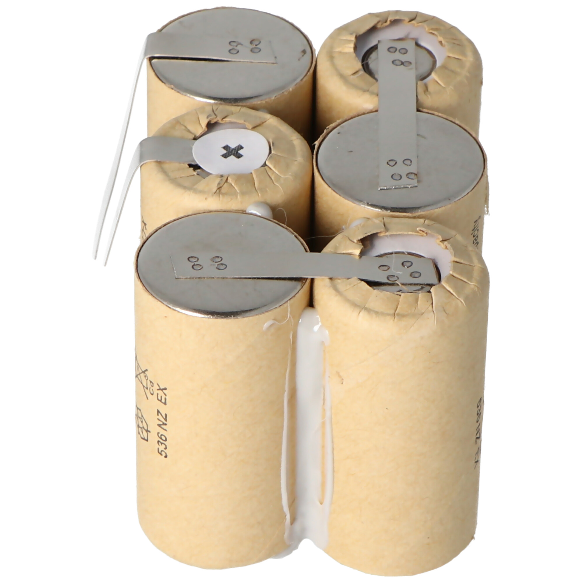 Sechs AA-Batterien in einer Packung. Braune Papierverpackung. Weißer Hintergrund.