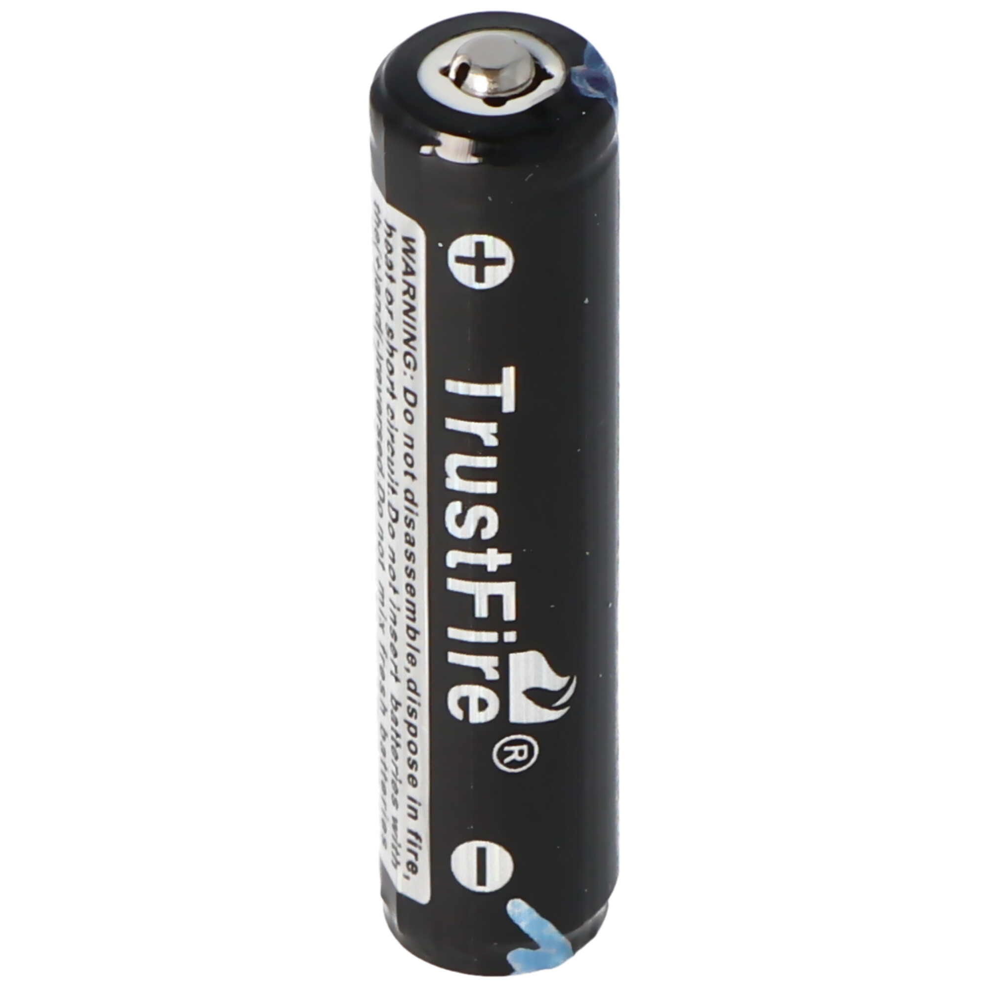 Zwarte AA-batterij, met een wit label en plus- en mintekens. De merknaam is Trustfire.