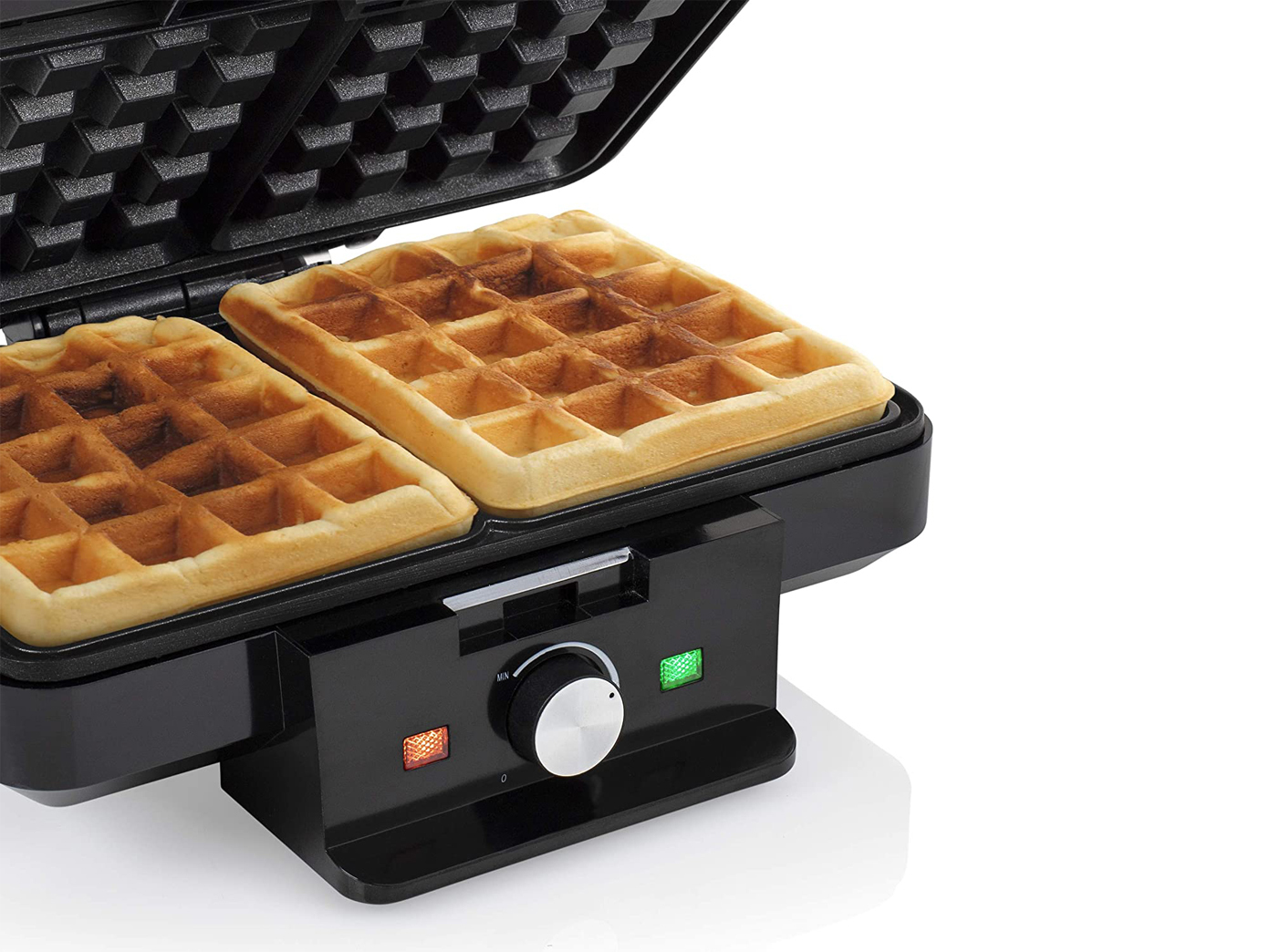 Waffeleisen mit zwei fertigen Waffeln. Schwarz mit Drehregler und Kontrollleuchten.