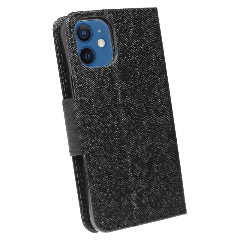 Schwarze Handyhülle mit schwarzem Riemen und iPhone. Die Hülle ist geschlossen.