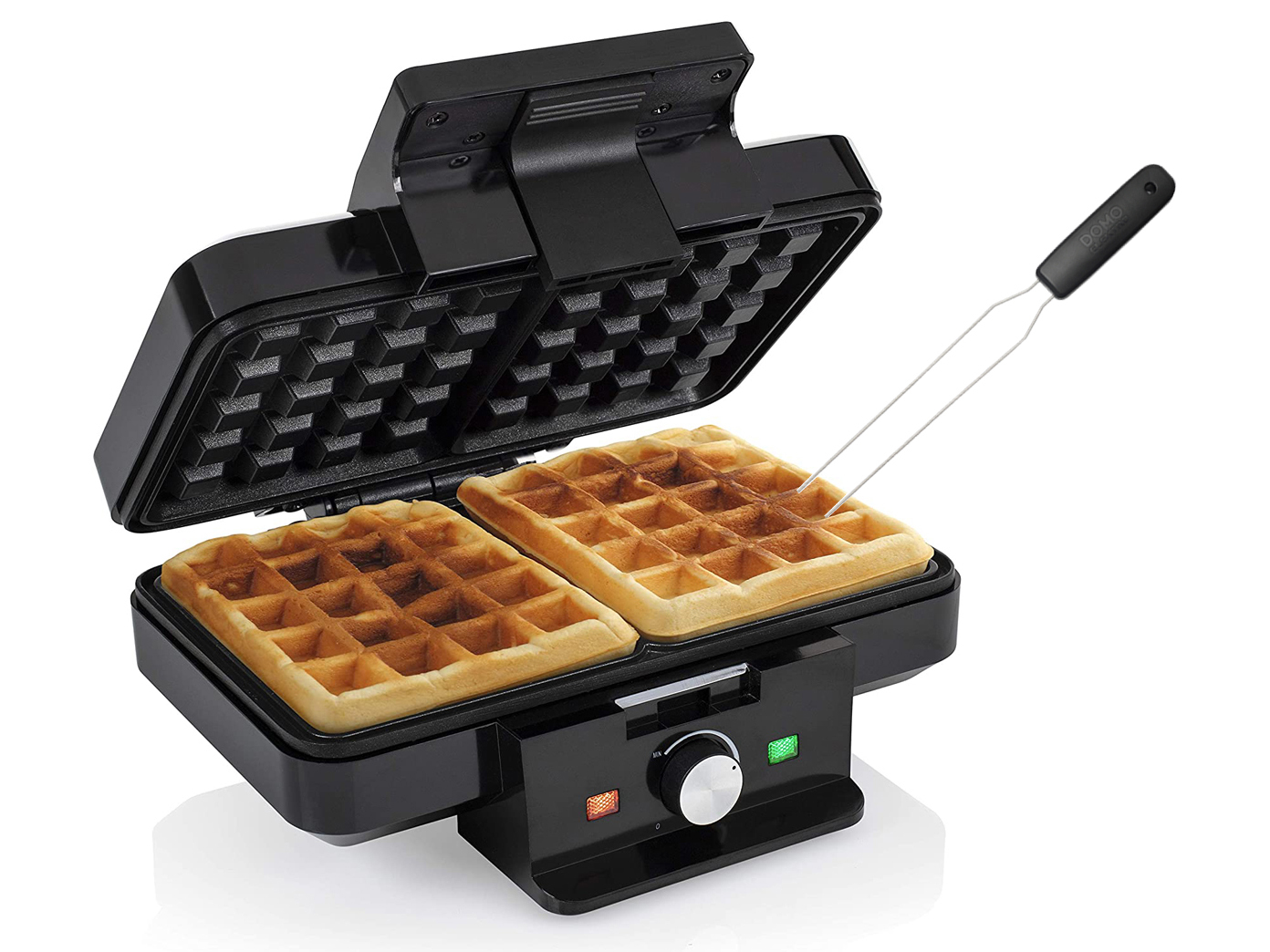 Schwarzer Waffeleisen mit zwei Waffeln. Ein Werkzeug entfernt eine Waffel. Weißer Hintergrund.