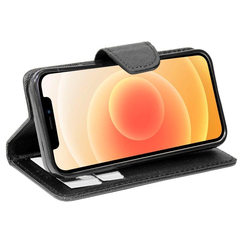 Schwarze Handyhülle geöffnet. Das Telefon liegt darin. Die Hülle hat einen Magnetverschluss.