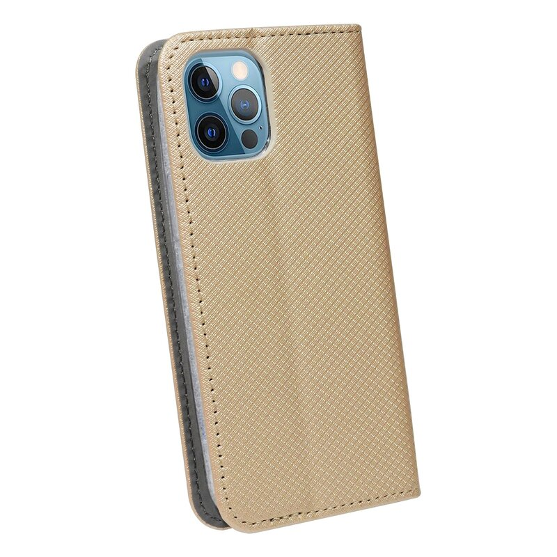 Goldene Handyhülle mit einem Telefon darin. Weißer Hintergrund.
