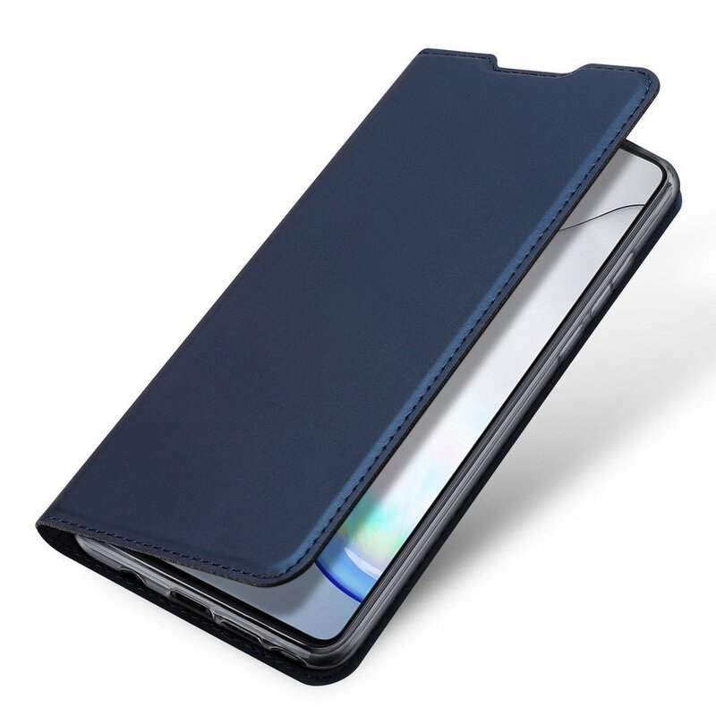 Geöffnete blaue Handyhülle, Smartphone wird gezeigt. Auf weißer Oberfläche.