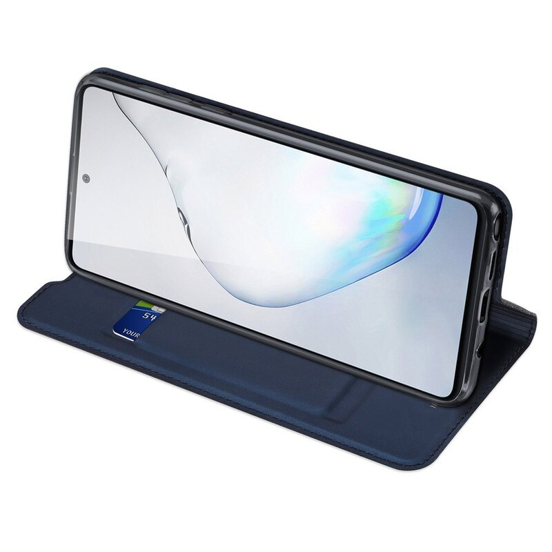 Eine blaue Handyhülle mit einem Telefon darin, auf einer weißen Oberfläche.