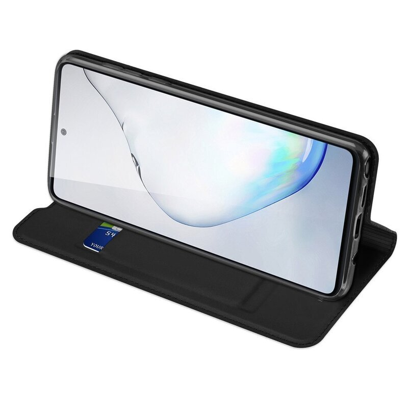 Schwarze Handyhülle mit Telefon darin, das ein Display zeigt. Eine kleine Karte befindet sich im Etui.