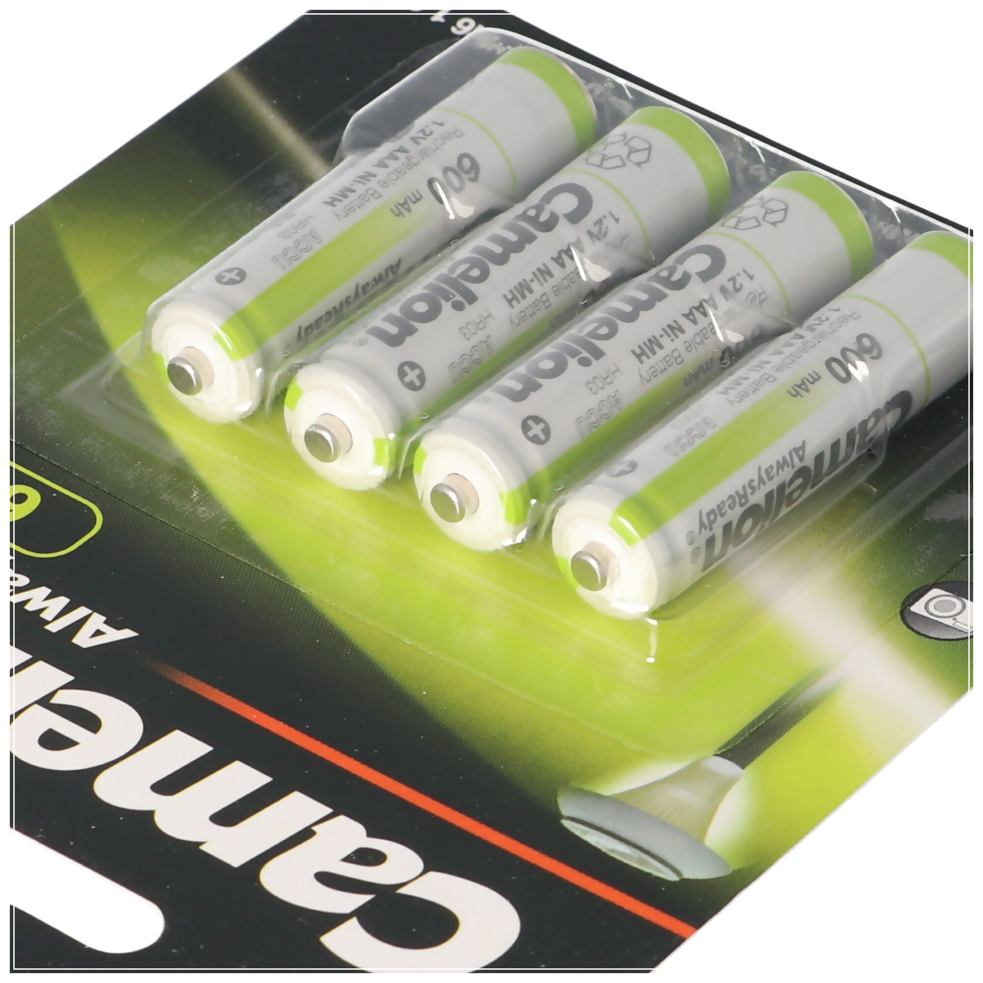Vier AA-Batterien in einer Plastikverpackung. Die Batterien sind weiß und grün, mit der Marke Camelion.