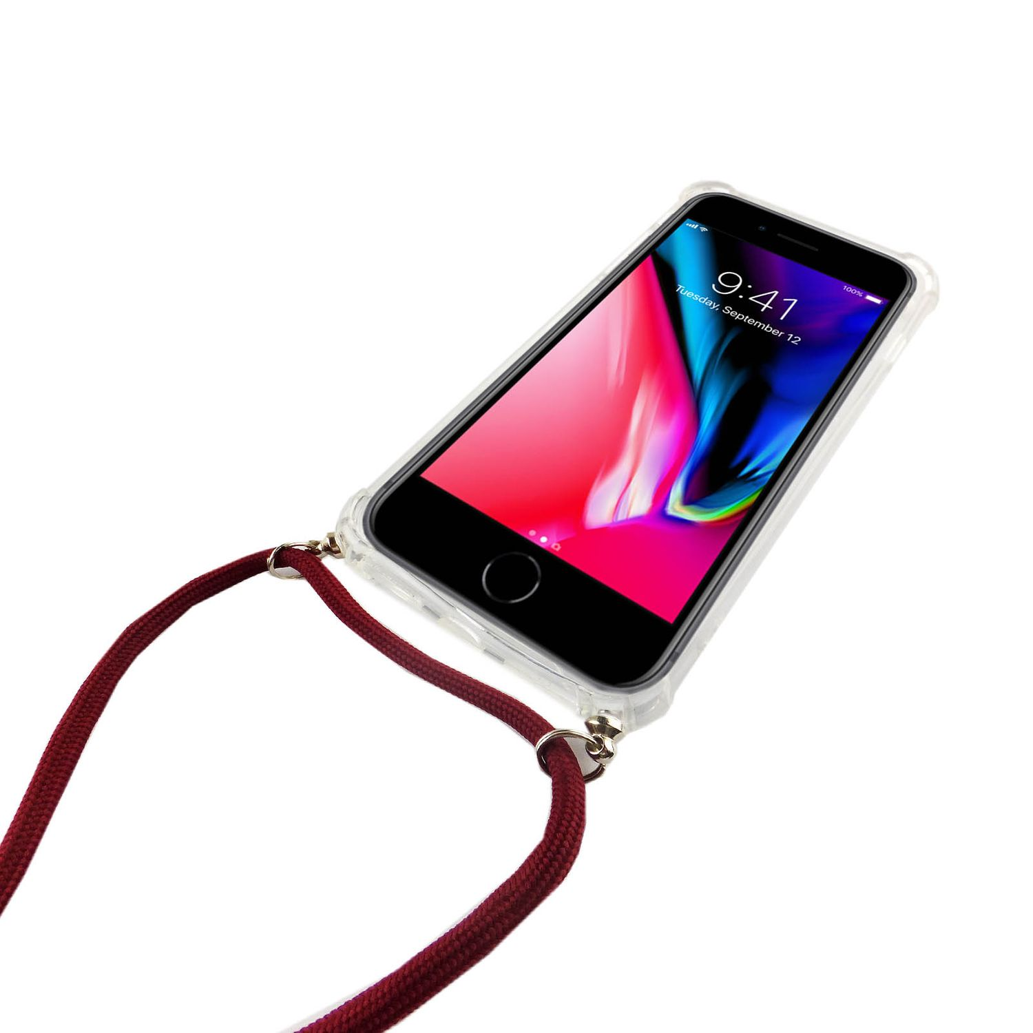 Ein schwarzes Smartphone in einer durchsichtigen Hülle mit einem weinroten Umhängeband. Der Bildschirm zeigt eine Uhr.