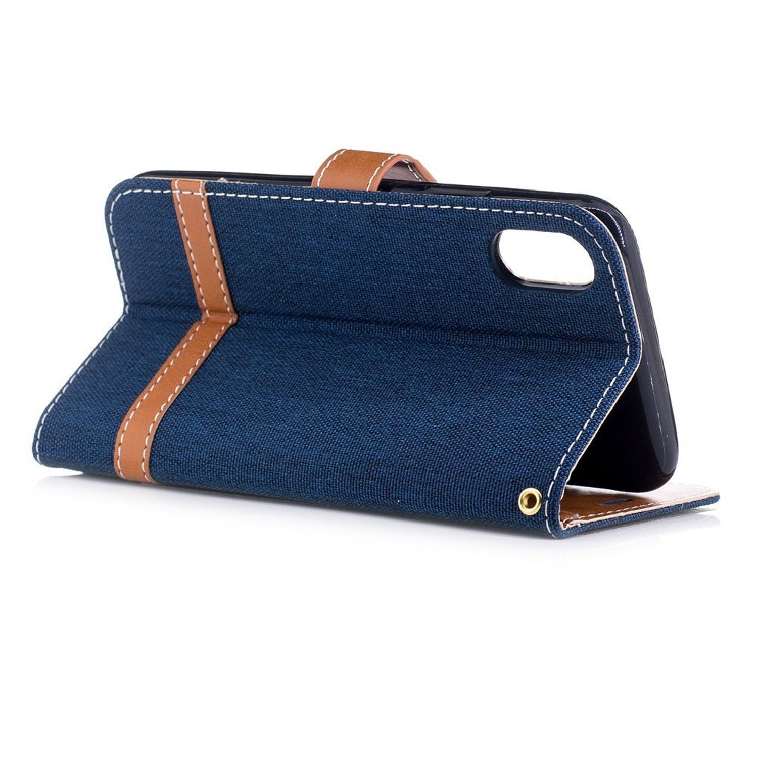 Blaue Jeans-Handyhülle geöffnet, brauner Riemen. Telefon innen. Weißer Hintergrund.