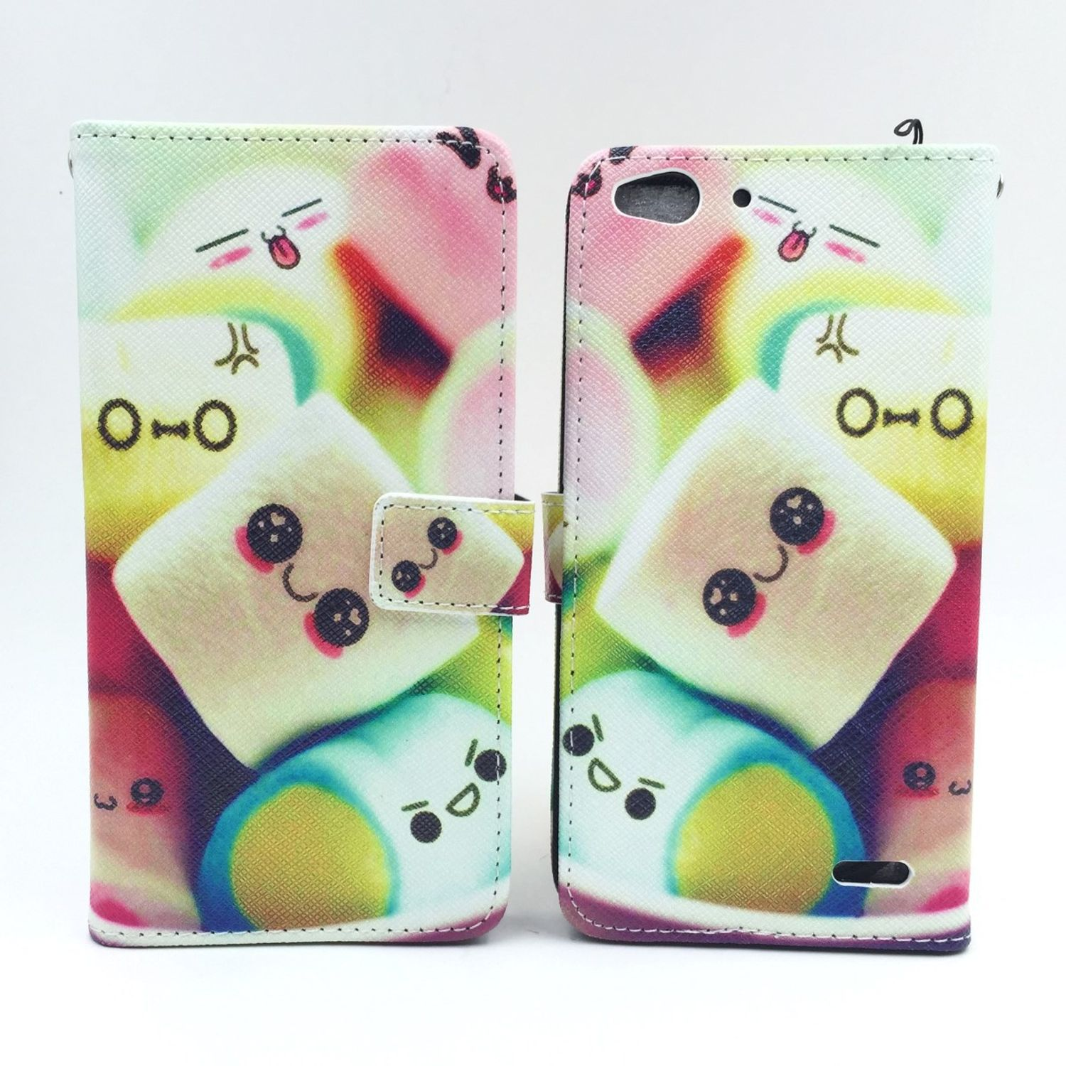 Geöffnete Handyhülle mit Marshmallow-Design. Bunte Cartoon-Marshmallows auf weißem Hintergrund.