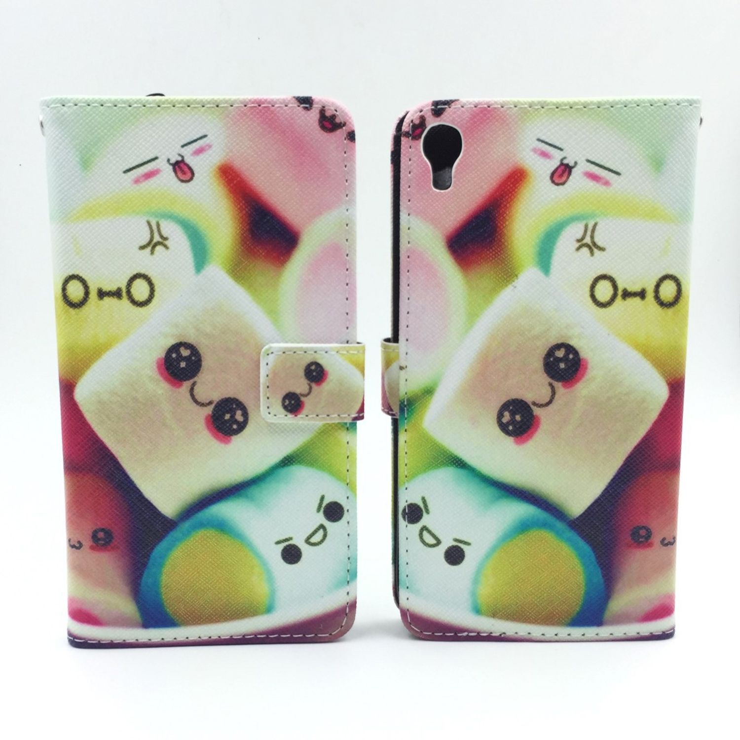 Geschlossene Handyhülle mit Marshmallow-Design. Weißer Hintergrund. Marshmallows mit Gesichtern sind auf der Hülle.