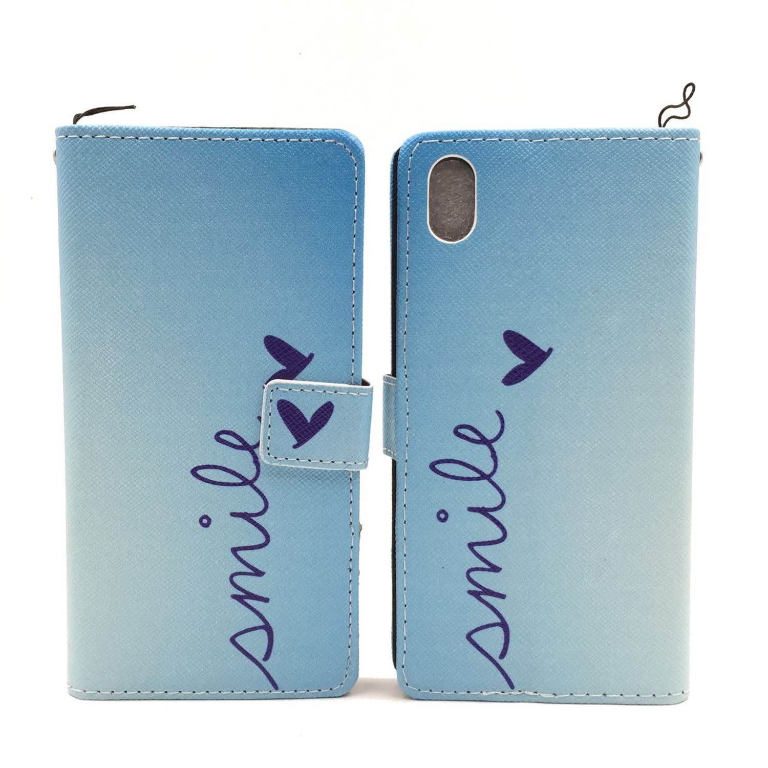 Blaue Handyhülle mit dem Schriftzug 'smile'. Sie hat eine Herzform und einen Verschluss.
