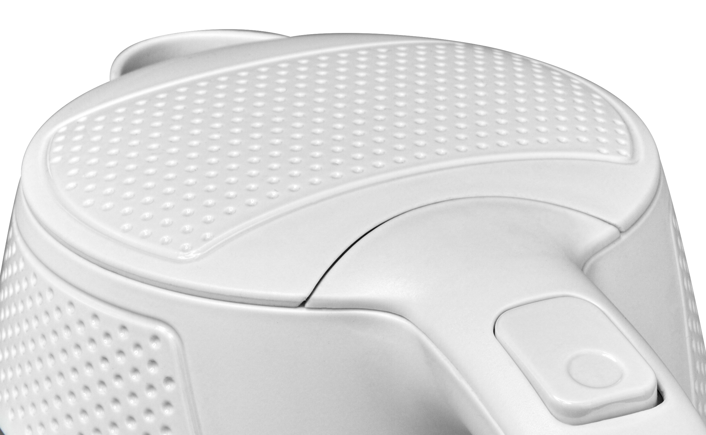 Close-up van een wit deksel van een waterkoker met putjes en een knop. Witte achtergrond.
