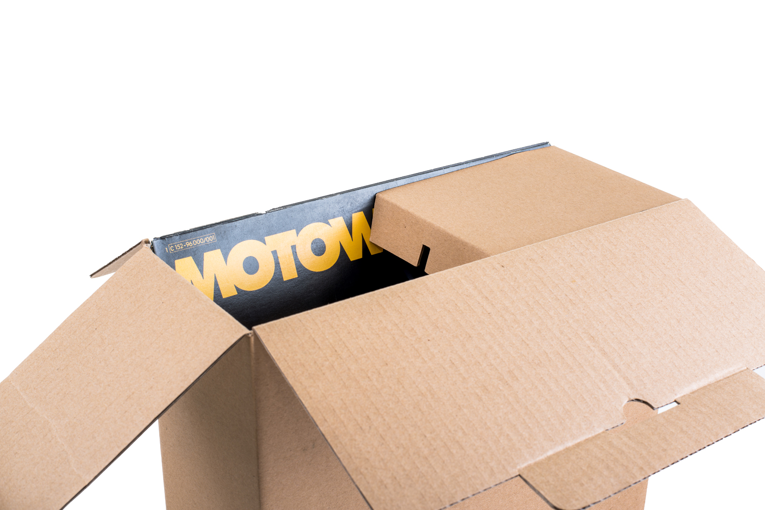 Ein Pappkarton mit einer 'MOTOW'-Box im Inneren, von oben sichtbar.