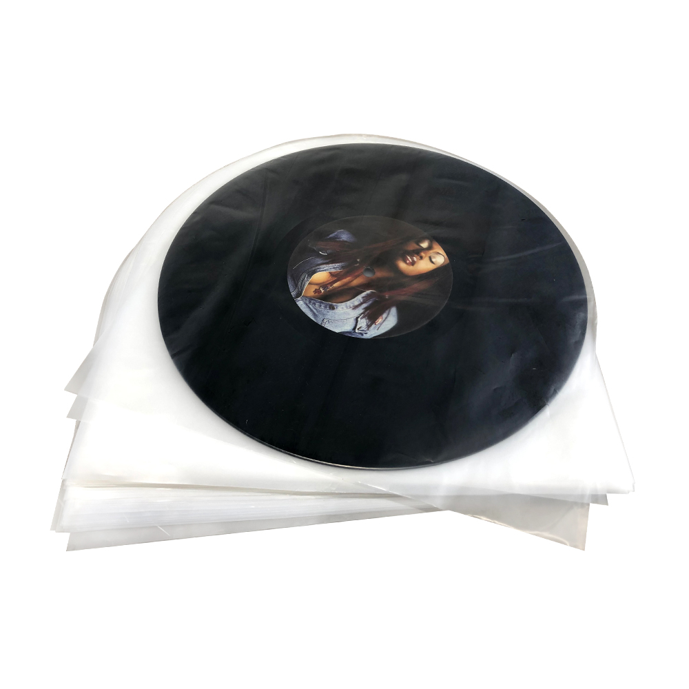 Schwarze Schallplatte in einer transparenten Plastikhülle, mit Frauenbild auf dem Label.