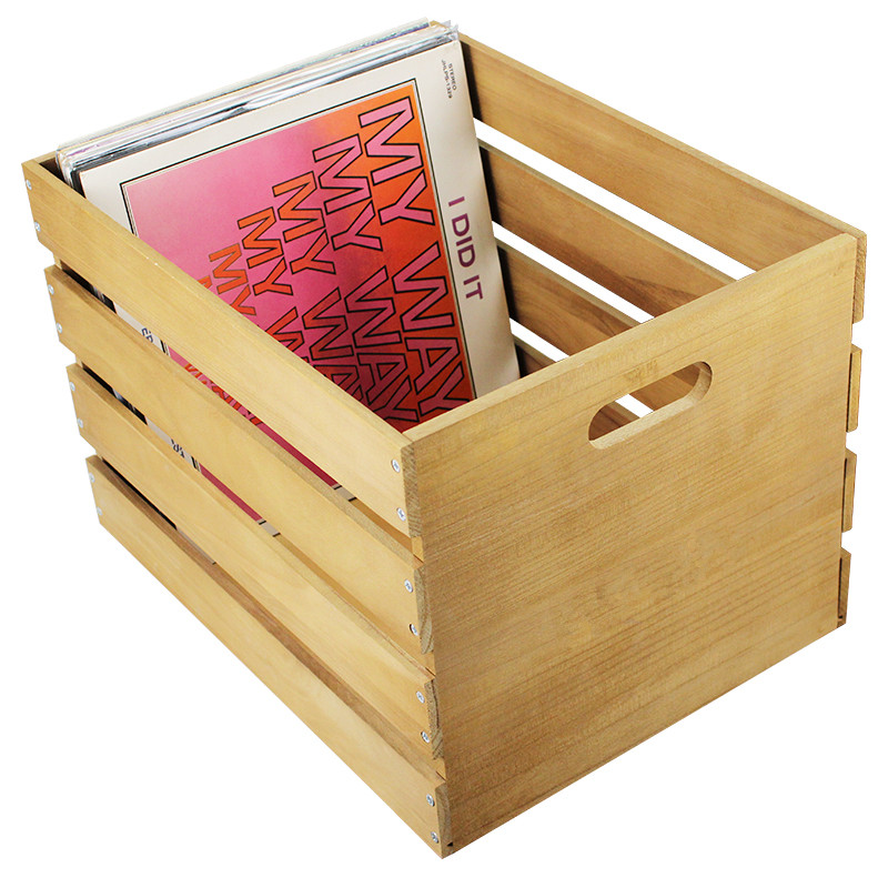 Holzkiste mit Schallplatten. Das Plattencover liest sich 'MY WAY'. Die Kiste ist schräg.