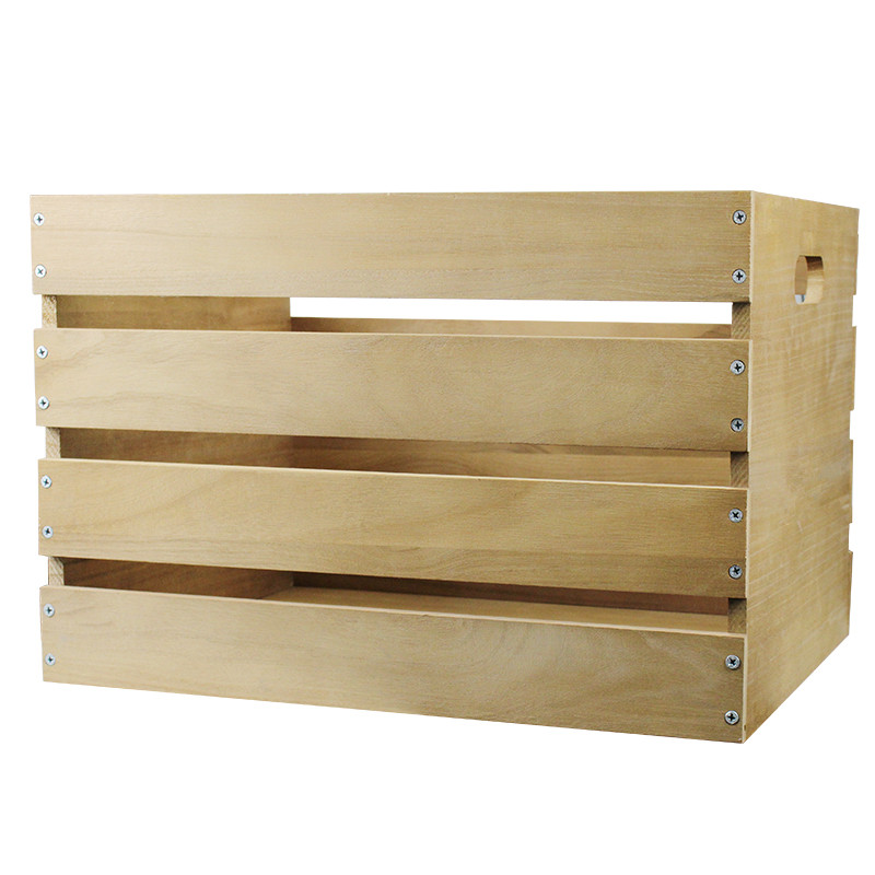 Holzkiste mit horizontalen Lamellen. Die Kiste ist leer und hat ausgeschnittene Griffe an den Seiten.