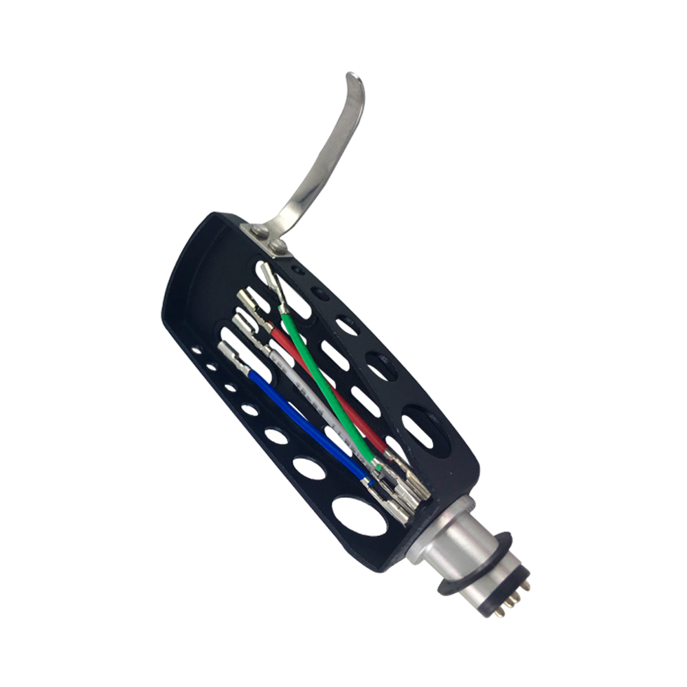 Schwarzer Headshell mit farbigen Drähten und Metallarm.