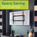 Ein Fernseher an der Wand montiert, mit Regalen und Dekoration im Hintergrund. Platzsparendes Design.