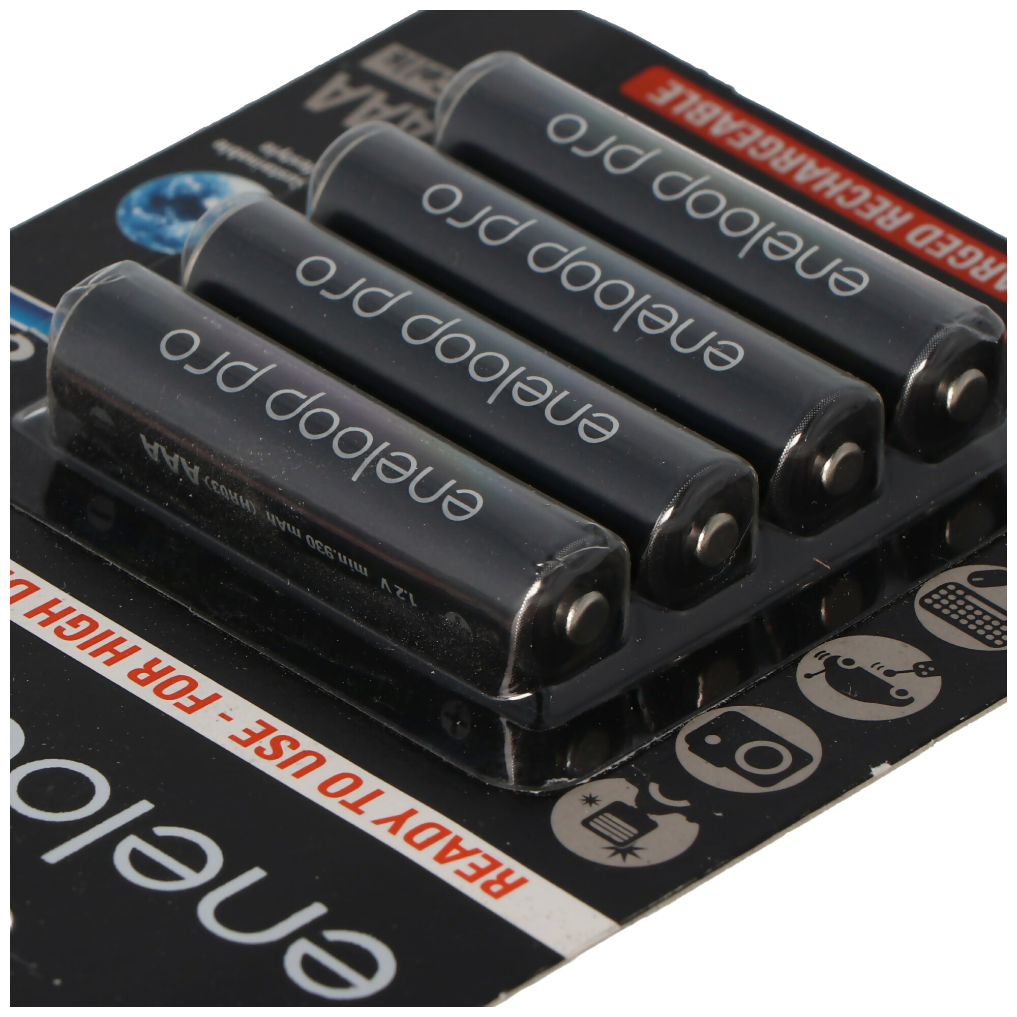 Vier schwarze eneloop pro AAA-Batterien in einer Blisterpackung. Auf jeder steht 'eneloop pro'.