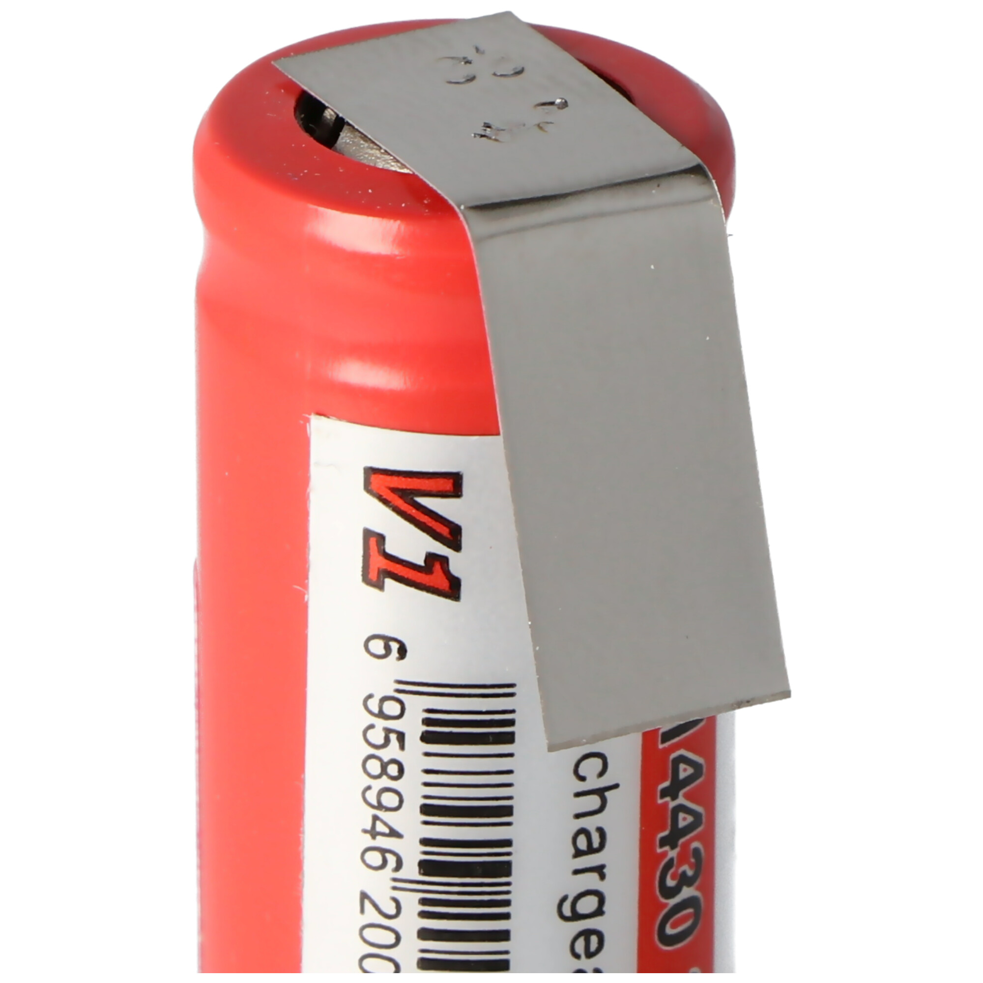 Eine rote Batterie mit einem silbernen Metallclip ist sichtbar, mit aufgedrucktem Text.