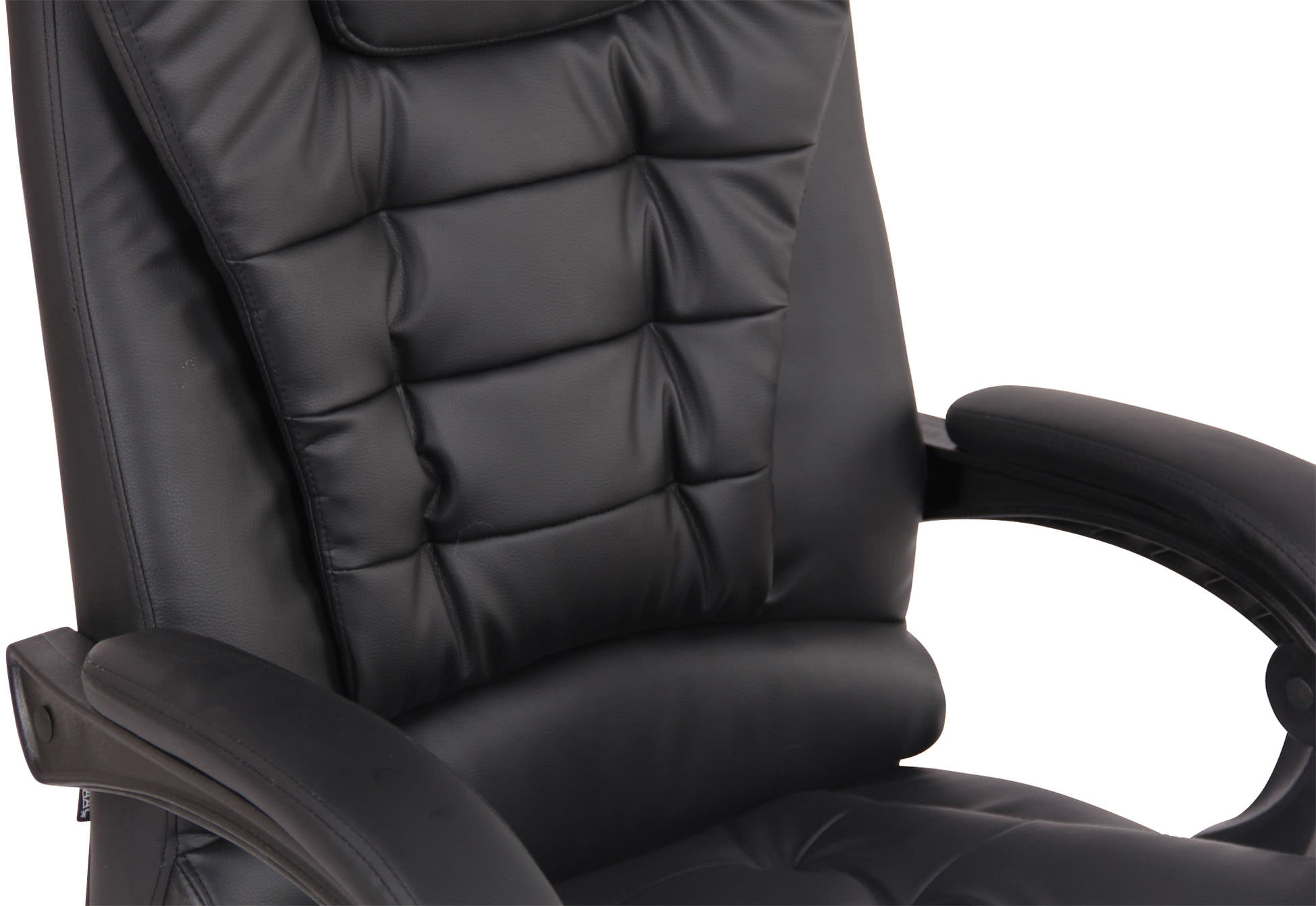 Rückenlehne eines schwarzen Leder-Bürostuhls. Der Rücken ist gepolstert und hat ein strukturiertes Design. Weißer Hintergrund.