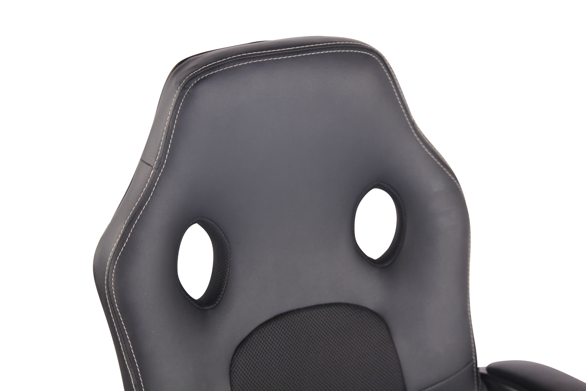 Nahaufnahme einer schwarzen Gaming-Stuhl-Kopfstütze. Es gibt zwei Löcher und weiße Nähte.