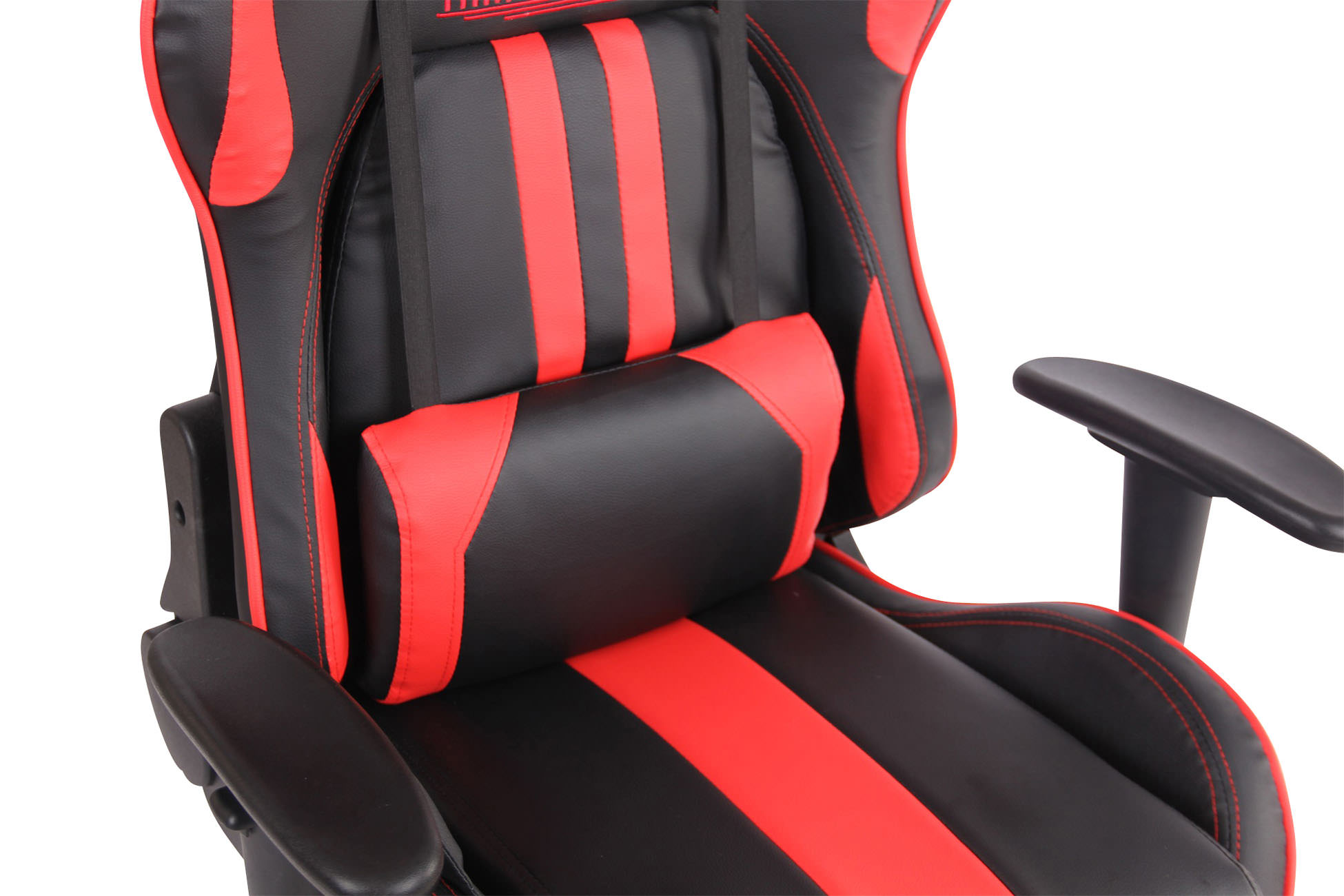 Schwarz-roter Gaming-Stuhl, Nahaufnahme von Rückenlehne und Kopfstütze. Weißer Hintergrund.