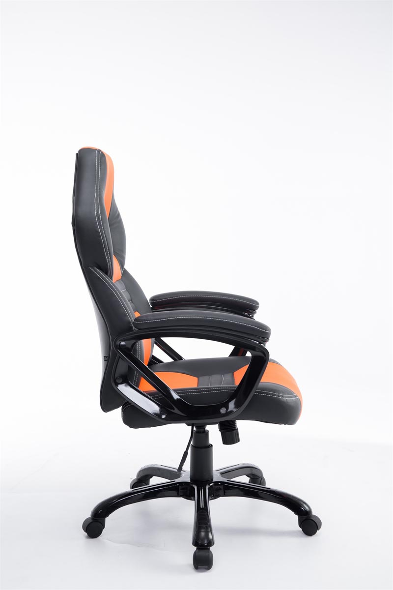 Seitenansicht eines schwarz-orangenen Gaming-Stuhls. Weißer Hintergrund.