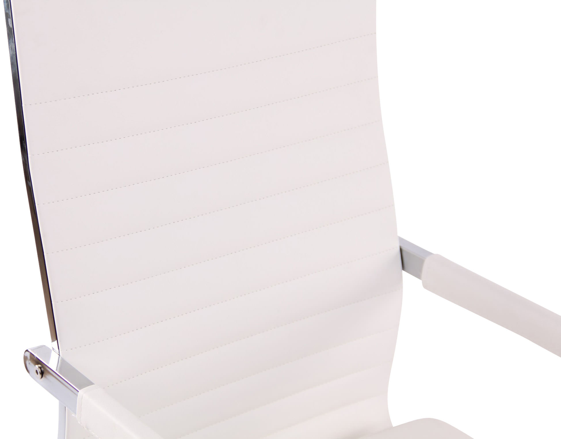 Weißer Bürostuhl mit geripptem Design. Die Armlehnen sind weiß, der Rahmen silber.