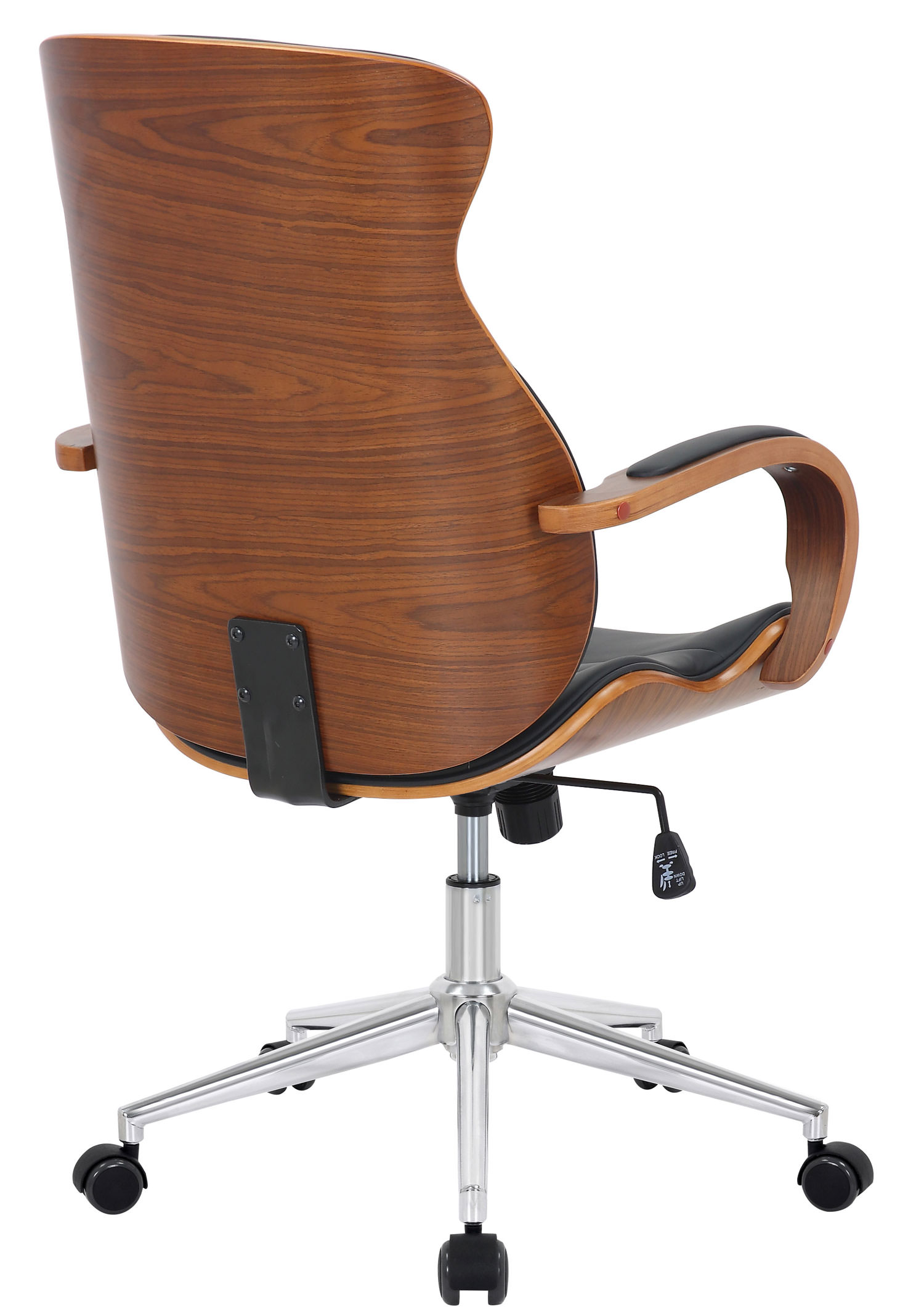 Holz-Bürostuhl von hinten. Der Stuhl hat eine hohe Rückenlehne, ein Chromgestell und Armlehnen. Weißer Hintergrund.