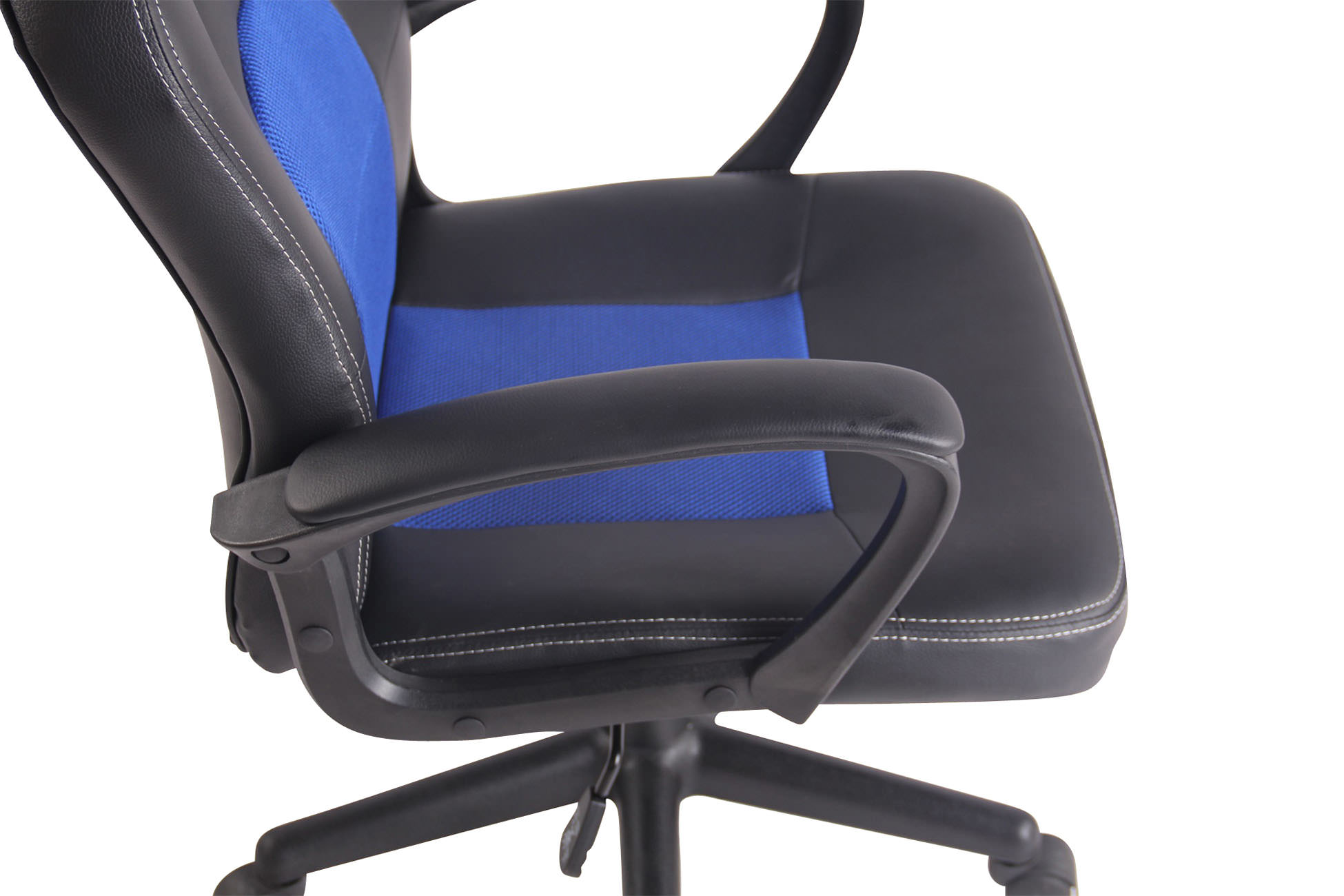 Schwarzer Bürostuhl mit blauen Akzenten, weißen Nähten und schwarzen Armlehnen.