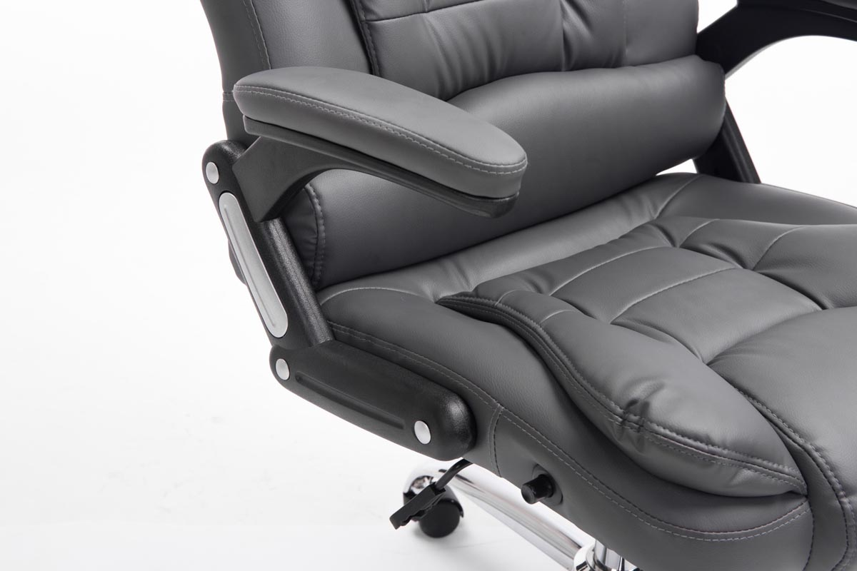 Nahaufnahme eines grauen Gaming-Stuhls mit Armlehnen und schwarzem Rahmen, zeigt die Details.