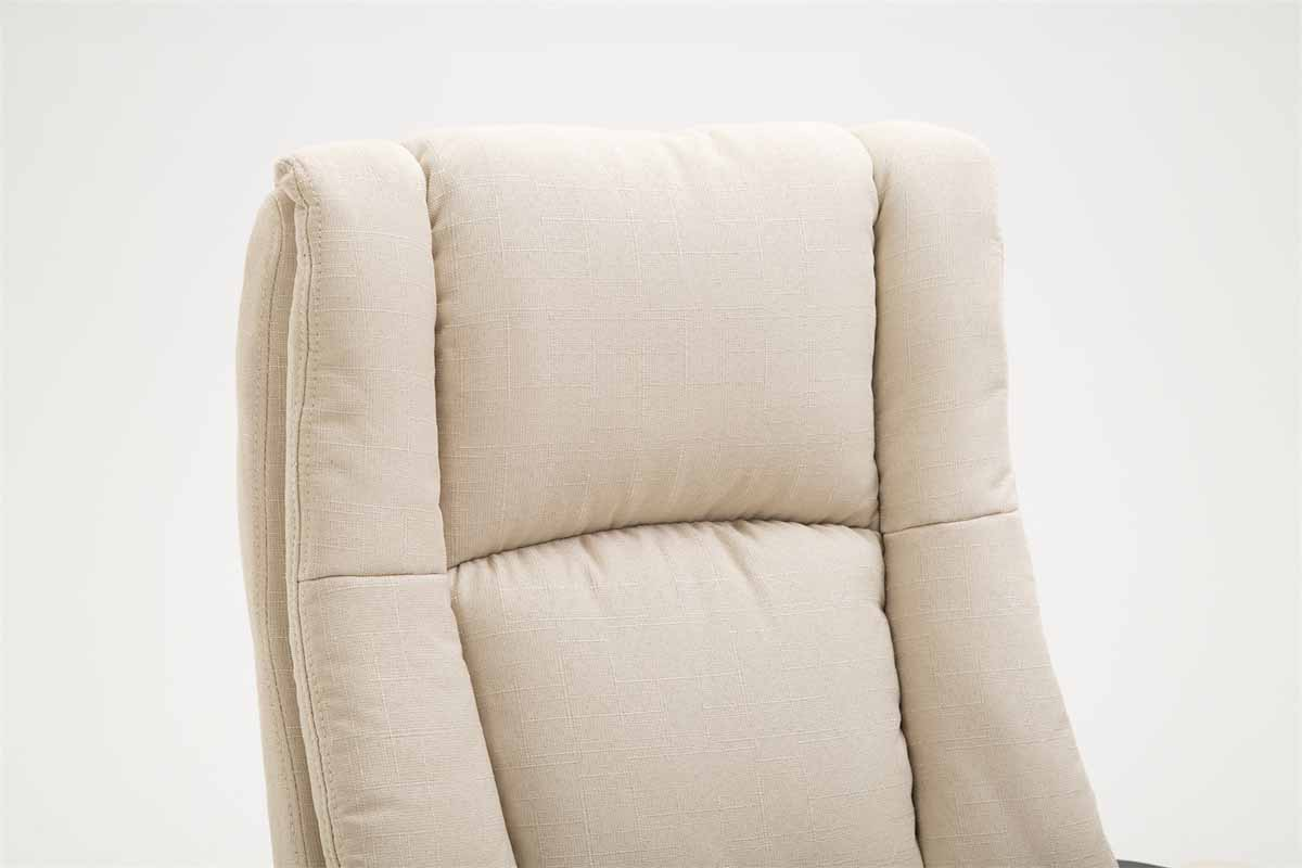 Beige Bürostuhl-Kopfstütze. Weißer Hintergrund. Nahaufnahme der Kopfstütze, Details sichtbar.