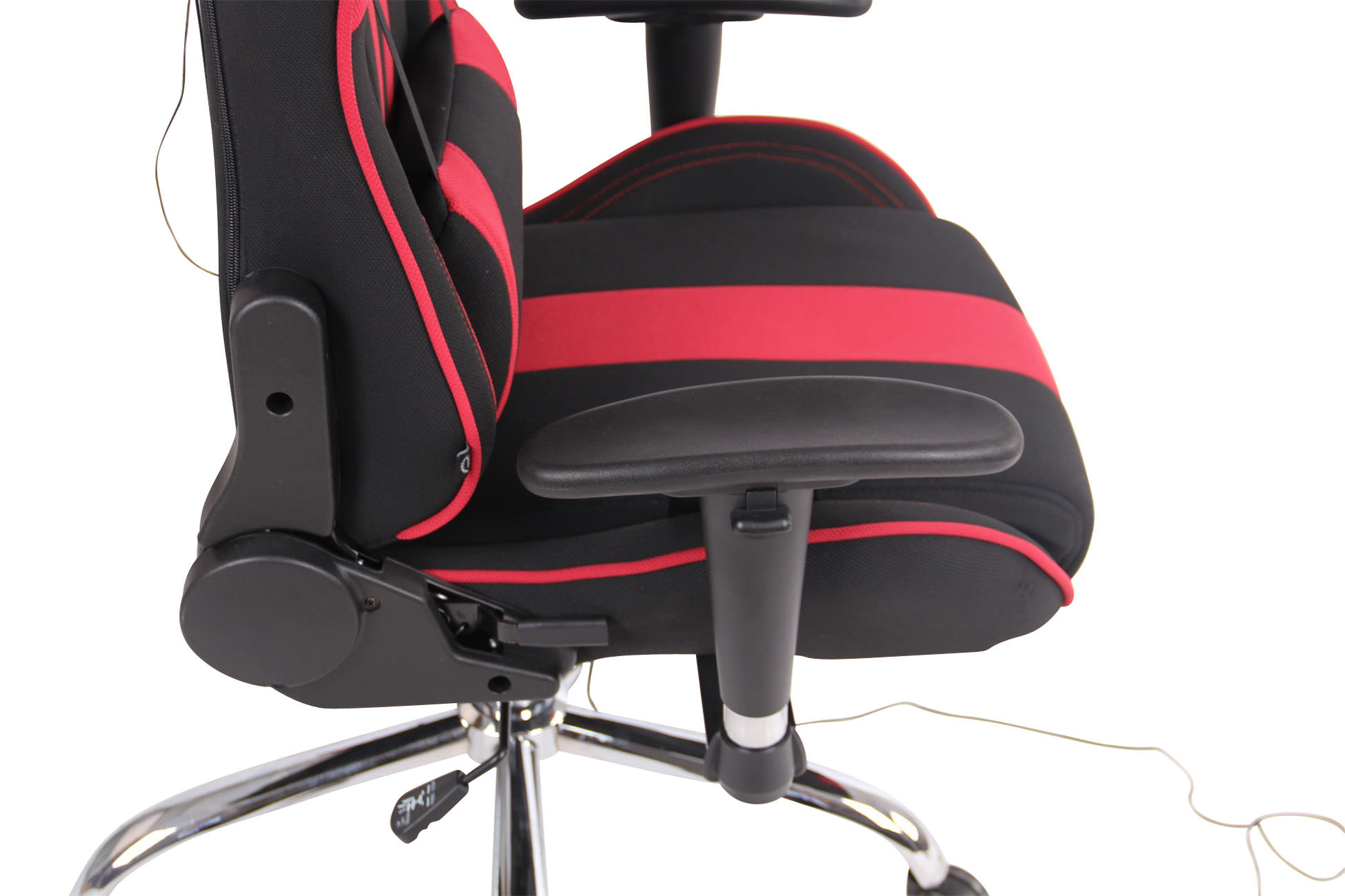 Ein schwarz-roter Gaming-Stuhl mit Chromgestell, Armlehnen und roten Akzenten. Der Stuhl ist detailliert.