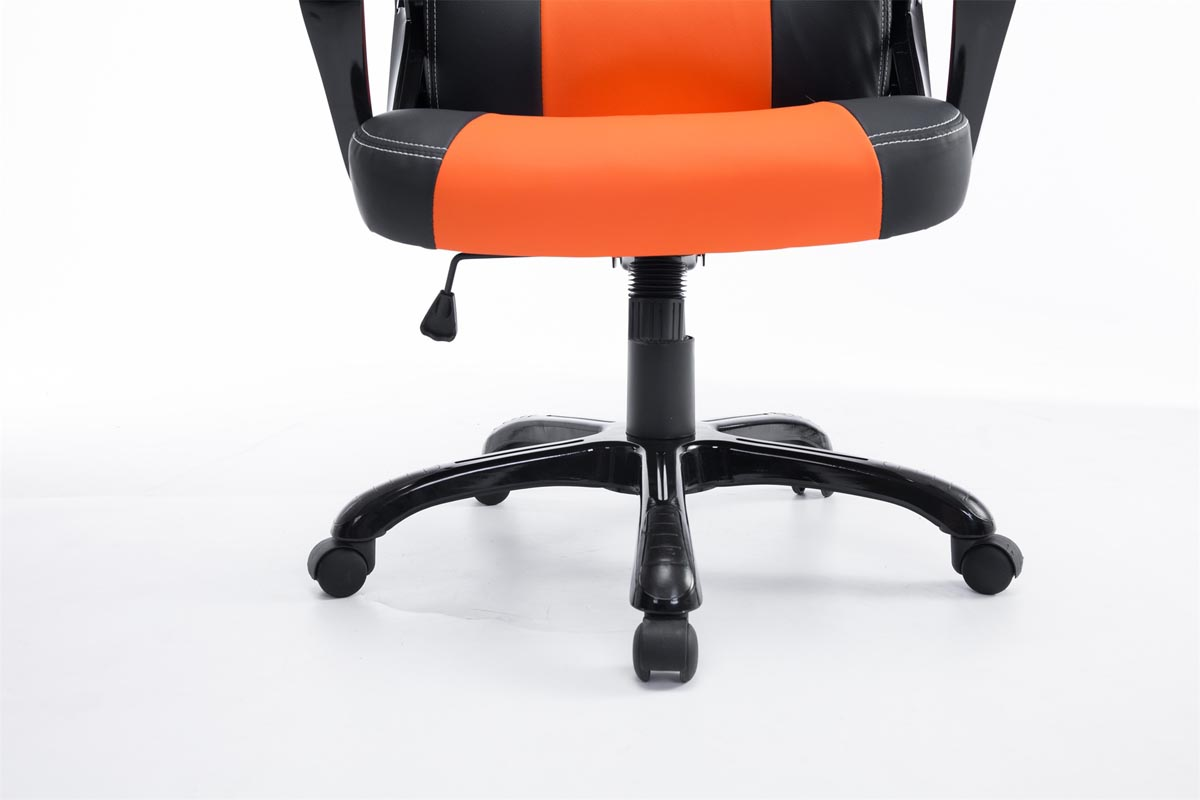 Orange und schwarzer Bürostuhl. Schwarzer Rahmen und Räder. Weißer Hintergrund.
