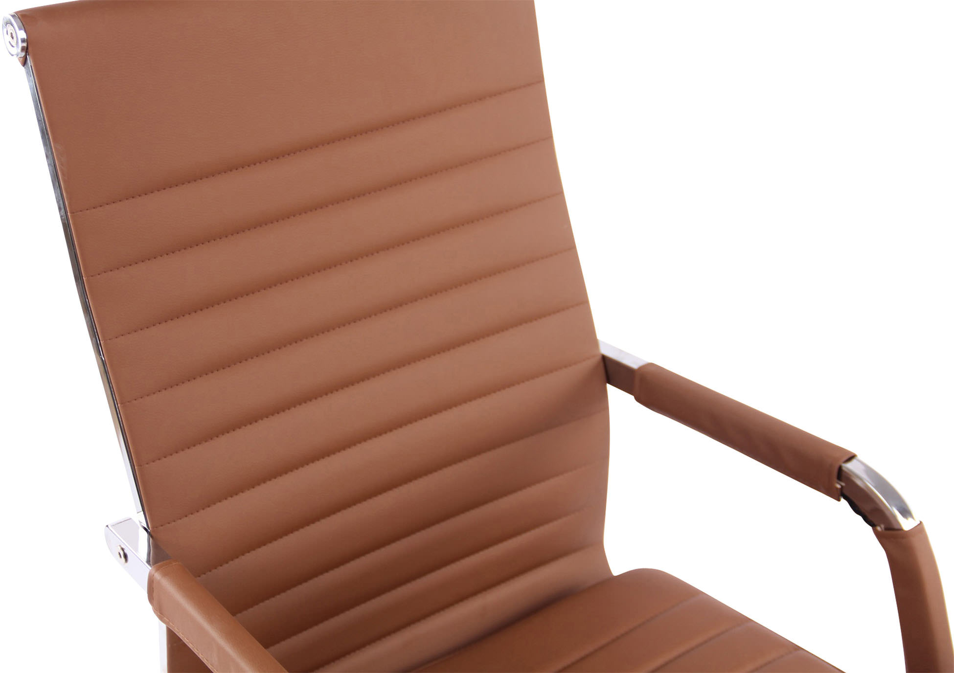 Detail eines braunen Leder-Bürostuhls. Der Stuhl hat ein geripptes Design und Chromarme.