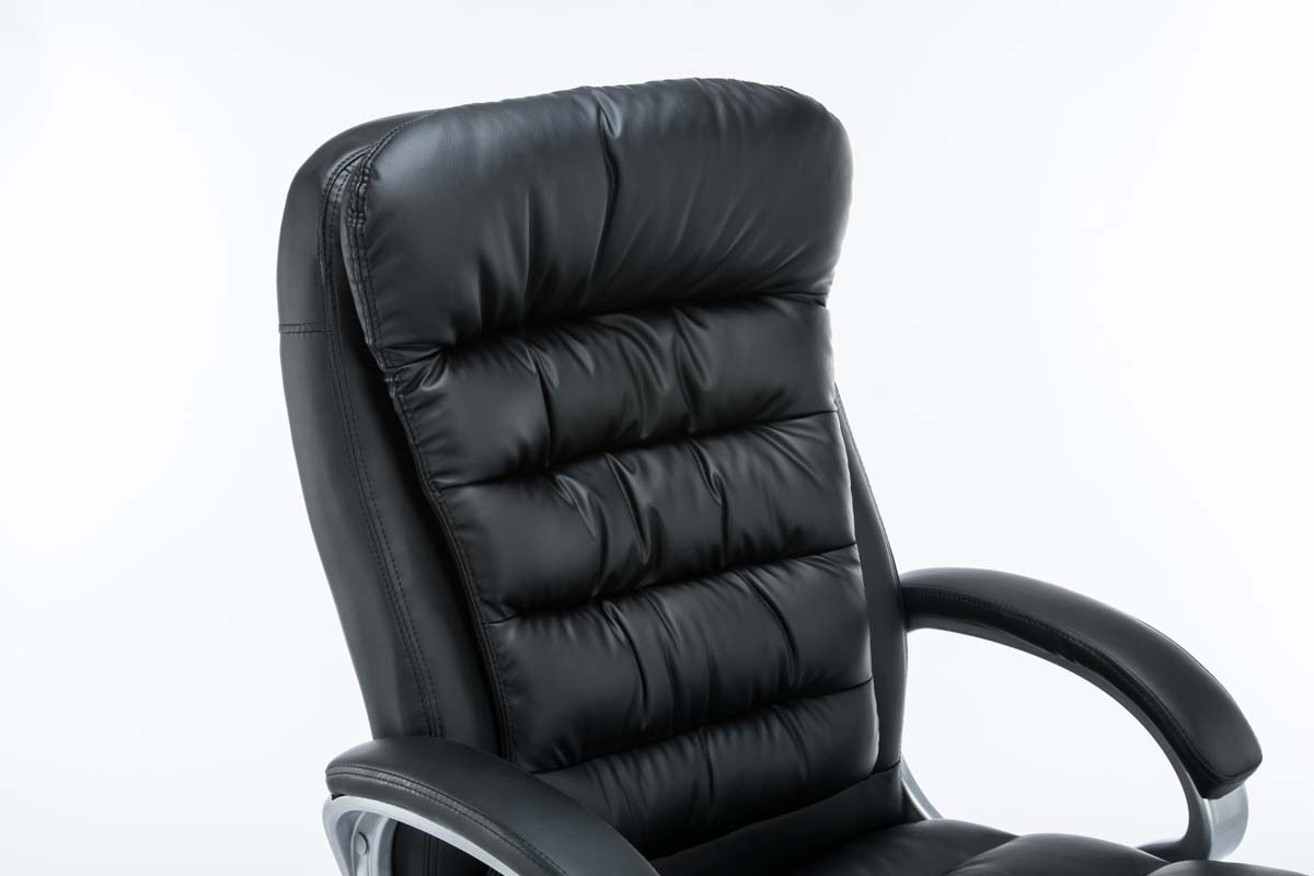 Schwarzer Leder-Bürostuhl mit Chromarmen.
