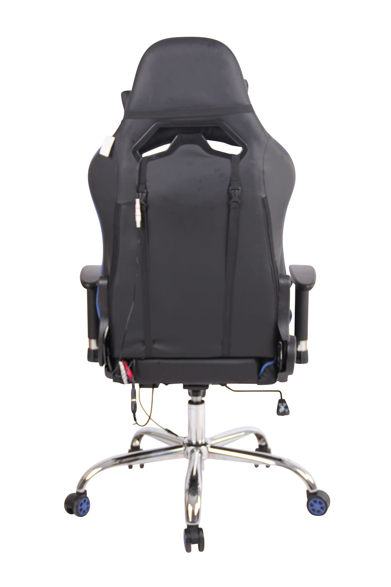 Rückansicht eines schwarz-blauen Gaming-Stuhls. Er hat einen Chromfuß und viele Kabel.